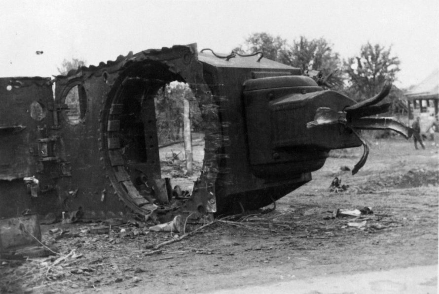 Подбитый танк кв-2