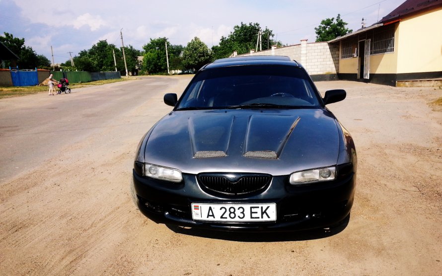 Ярко синяя Мазда xedos 6