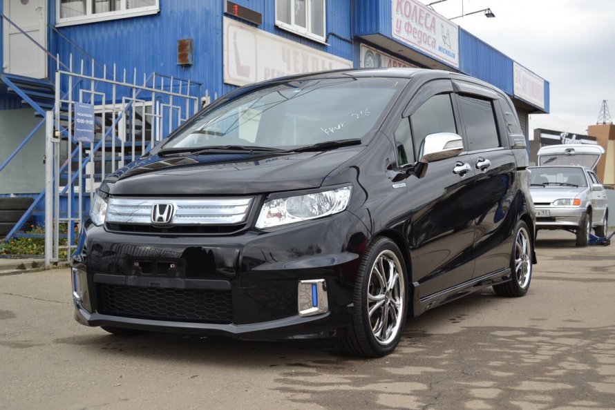 Honda freed Spike 2013