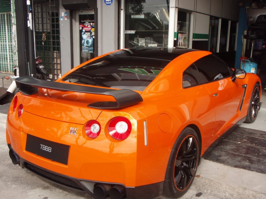 Nissan GTR r35 Orange