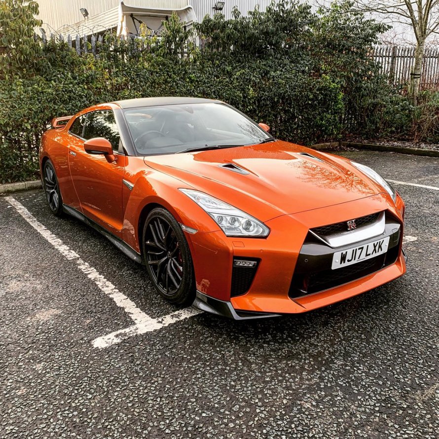 Nissan GTR оранжевый
