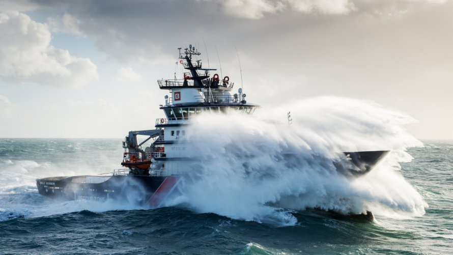Море шторм корабль
