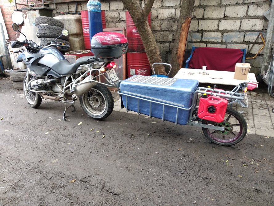 Туристический мотоцикл с прицепом