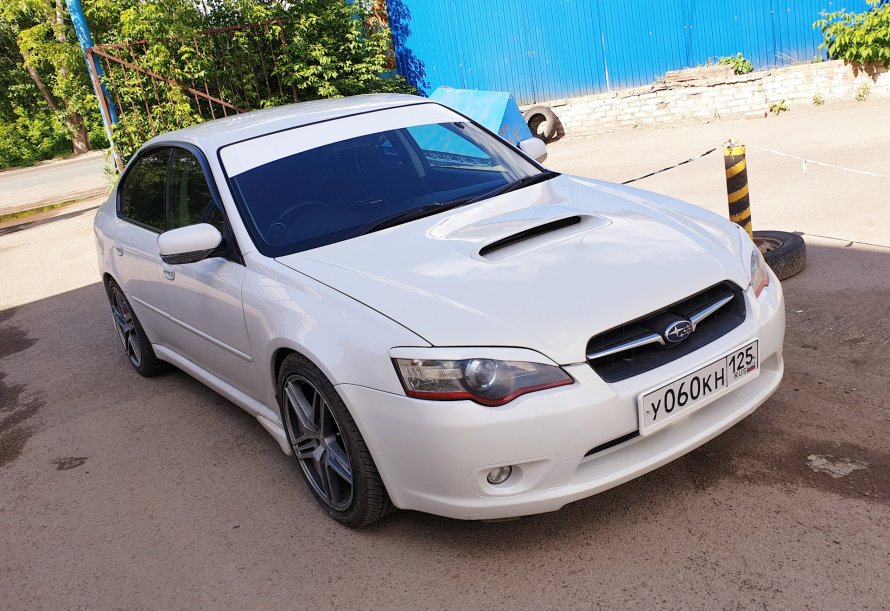 Белая Subaru Legacy bl5
