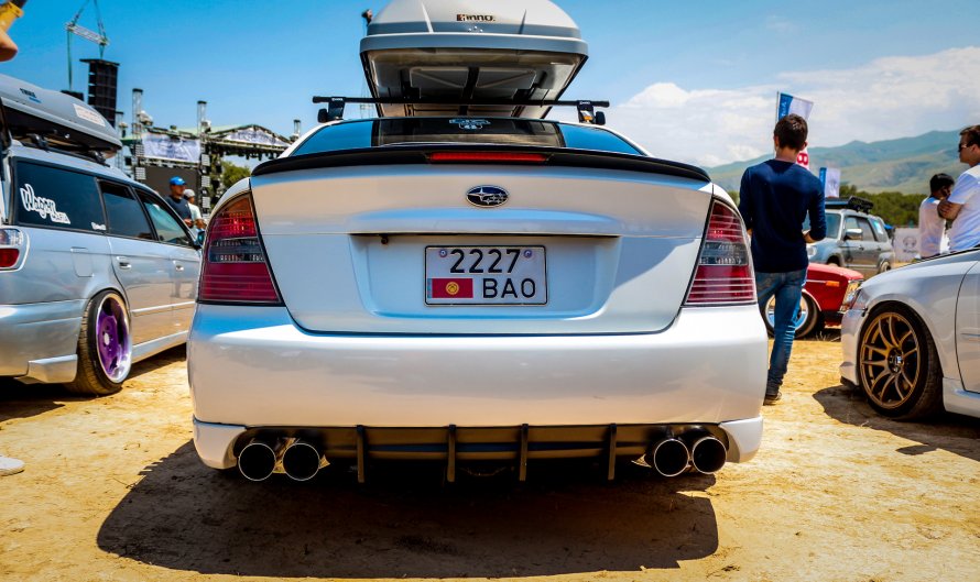 Subaru Legacy сзади