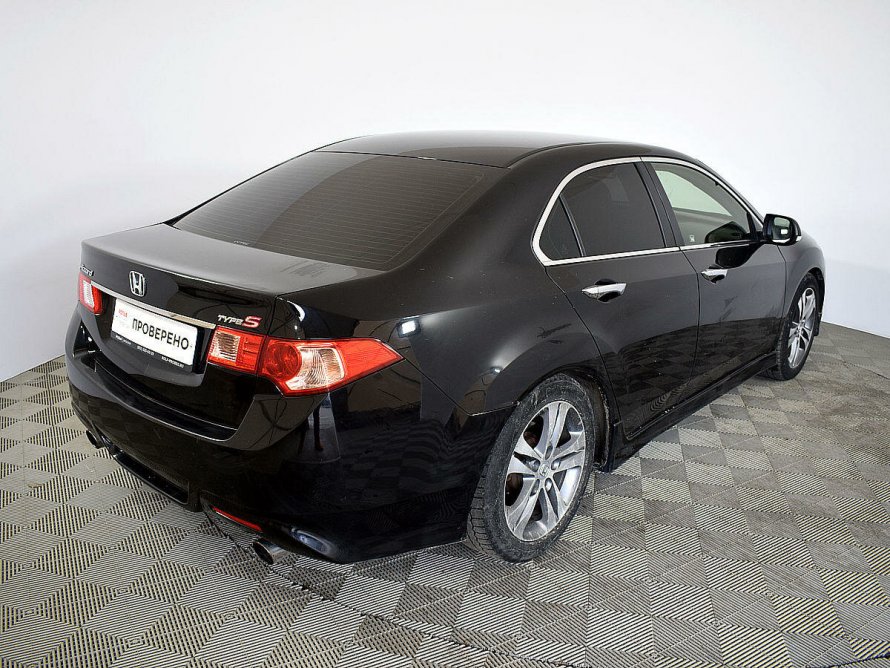 Белый Honda Accord 2012