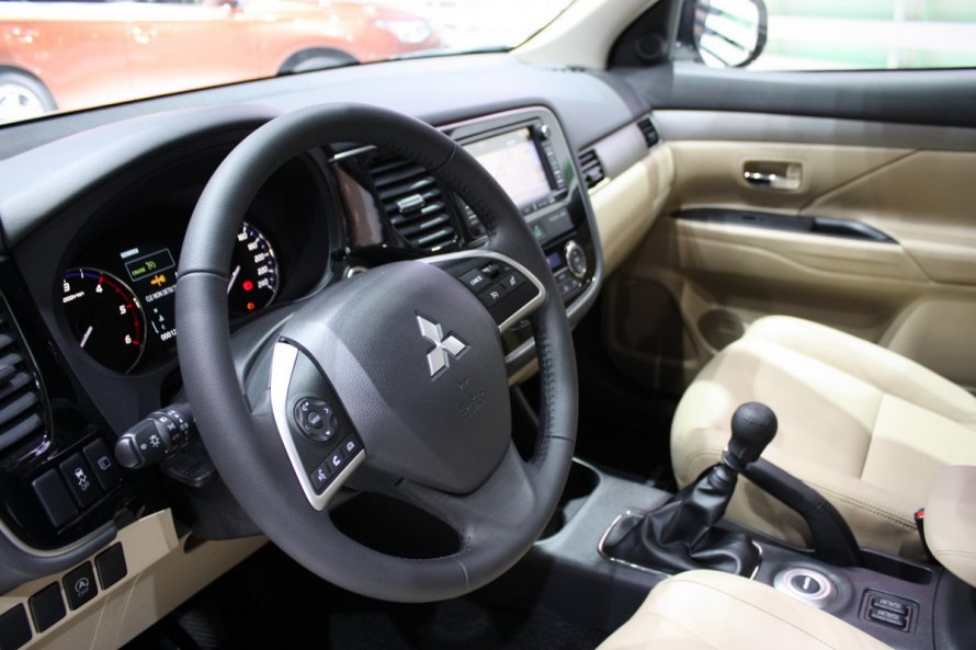 Mitsubishi Outlander 2014 салон