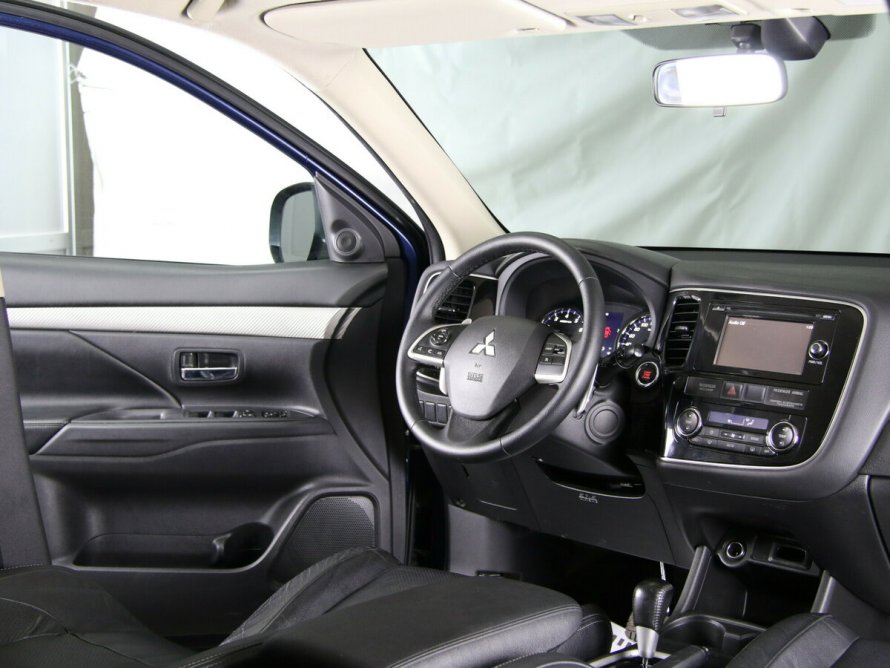 Mitsubishi Outlander 2.4 внутри