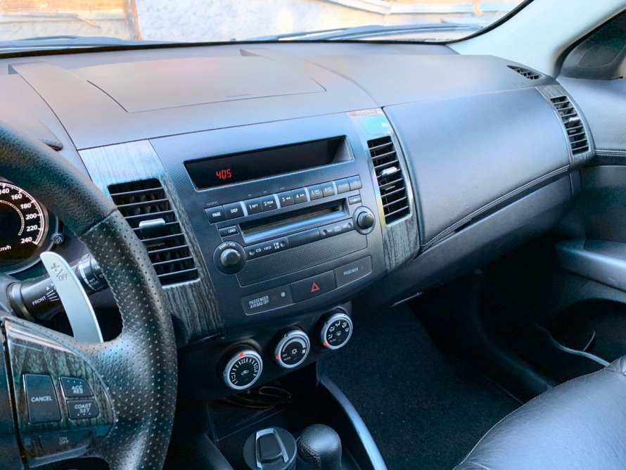 Mitsubishi Outlander XL 2010 салон