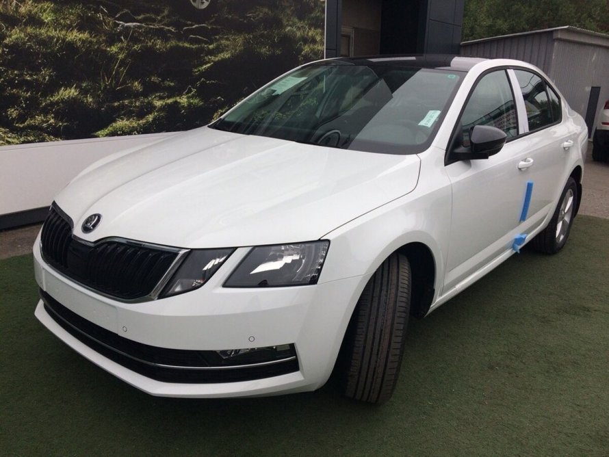 Skoda Octavia a7 Рестайлинг белая