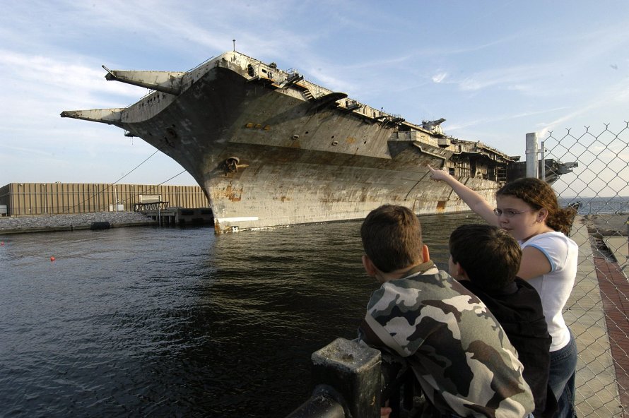 Авианосец CVN-63