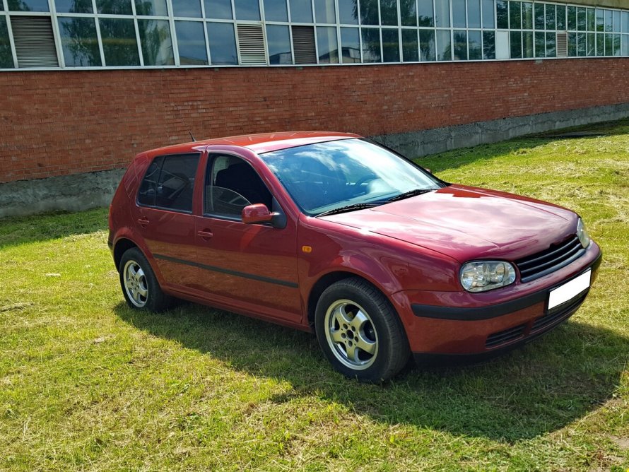 Красный Volkswagen Golf IV