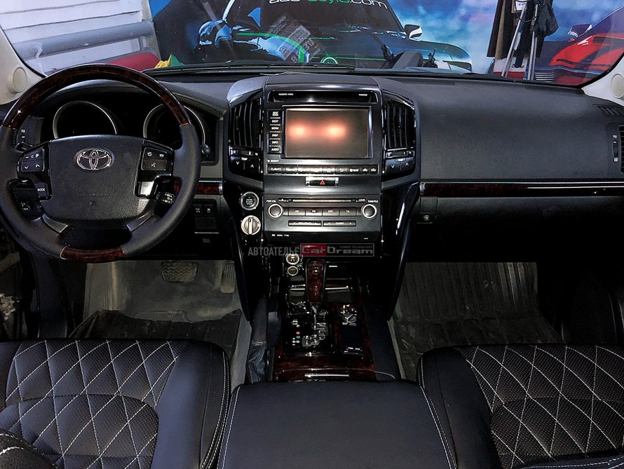 Toyota Land Cruiser 200 2017 салон
