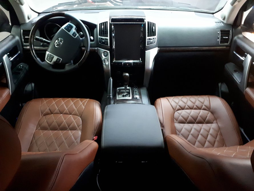 Toyota Land Cruiser 300 салон