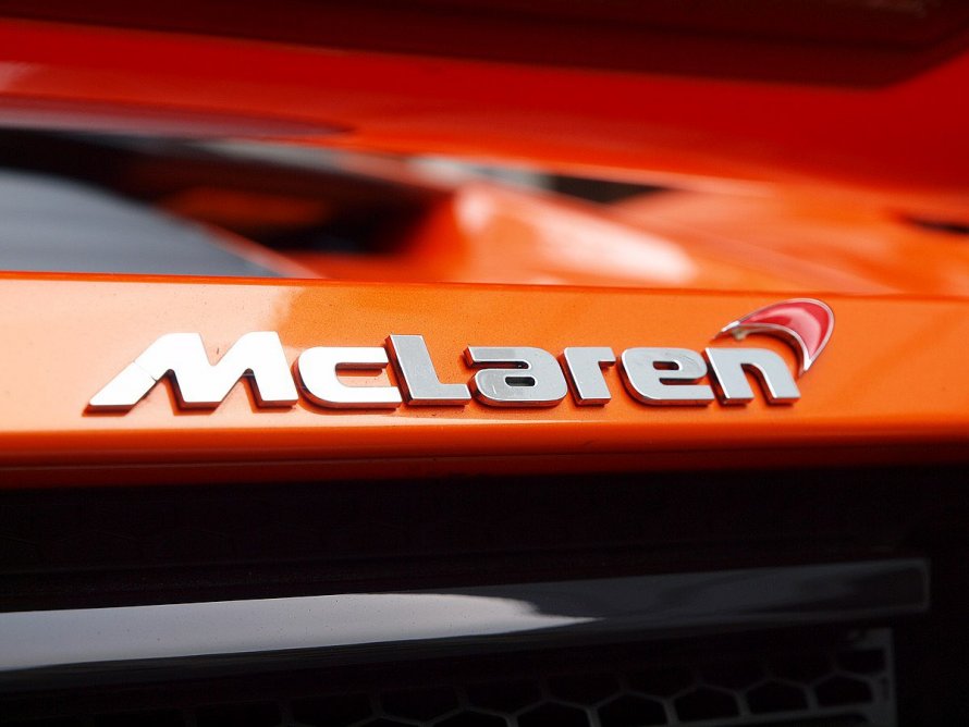 MCLAREN лого на машине