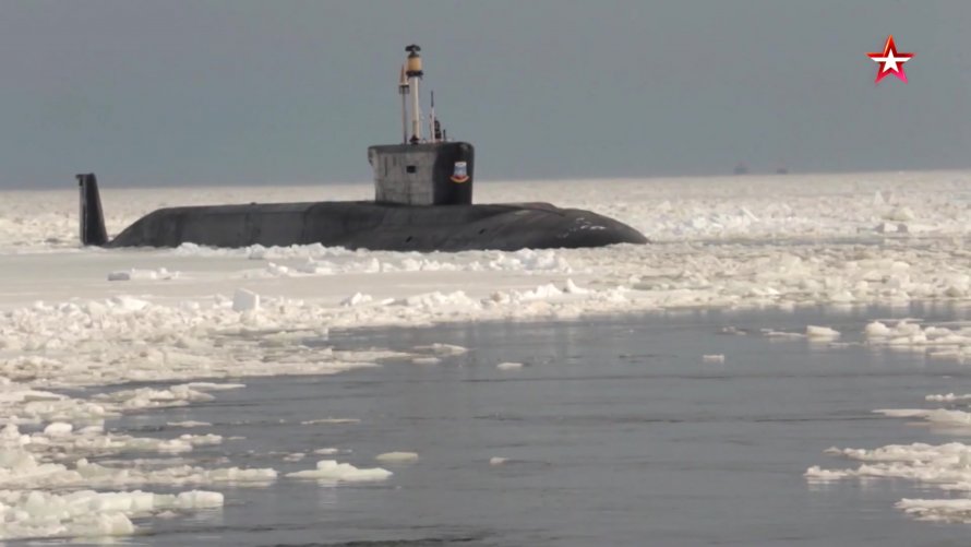 Подводная лодка на перископной глубине вид сверху