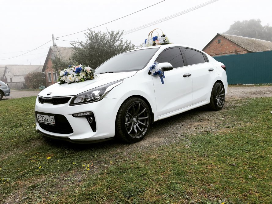 Kia Rio 4 белая на 17 колесах