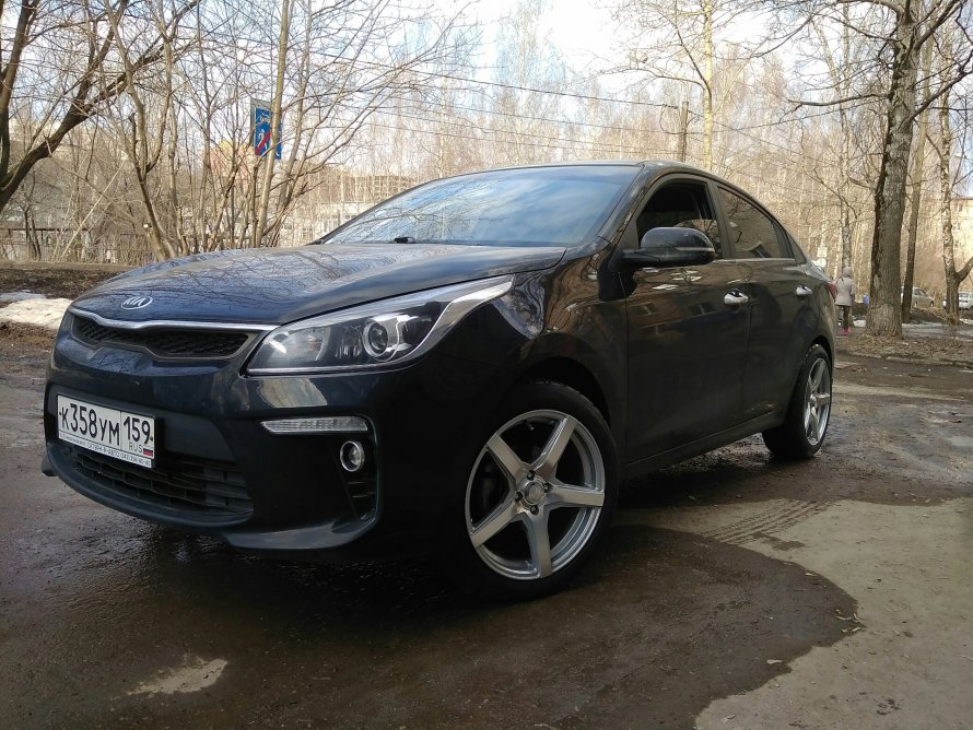 Черная Kia Rio 4 r18