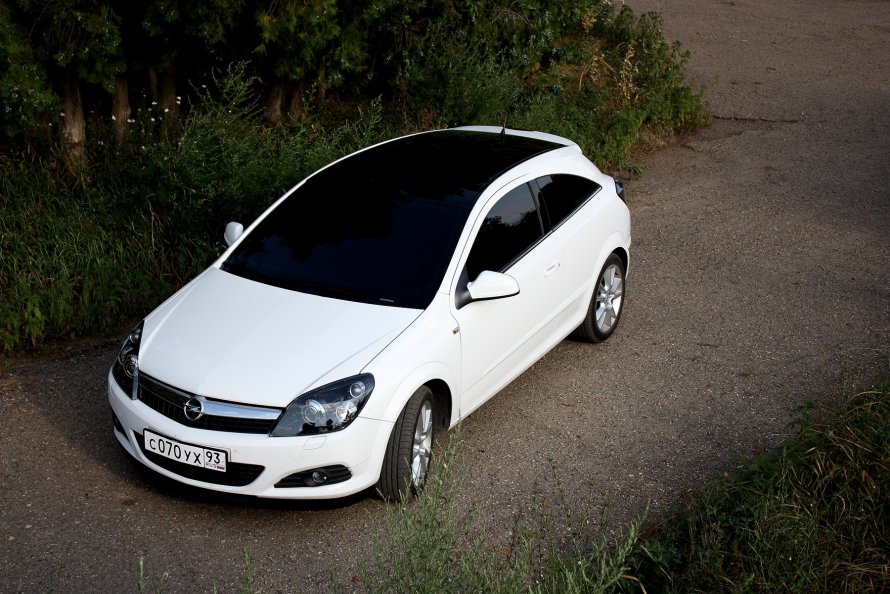 Opel Astra GTC белая с черной крышей