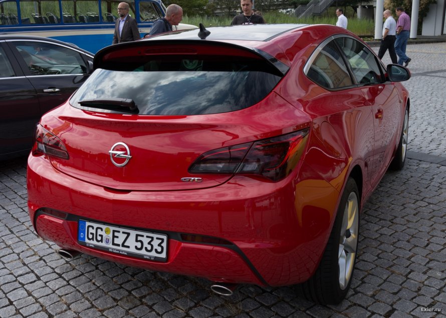 Opel Astra GTC С панорамной крышей