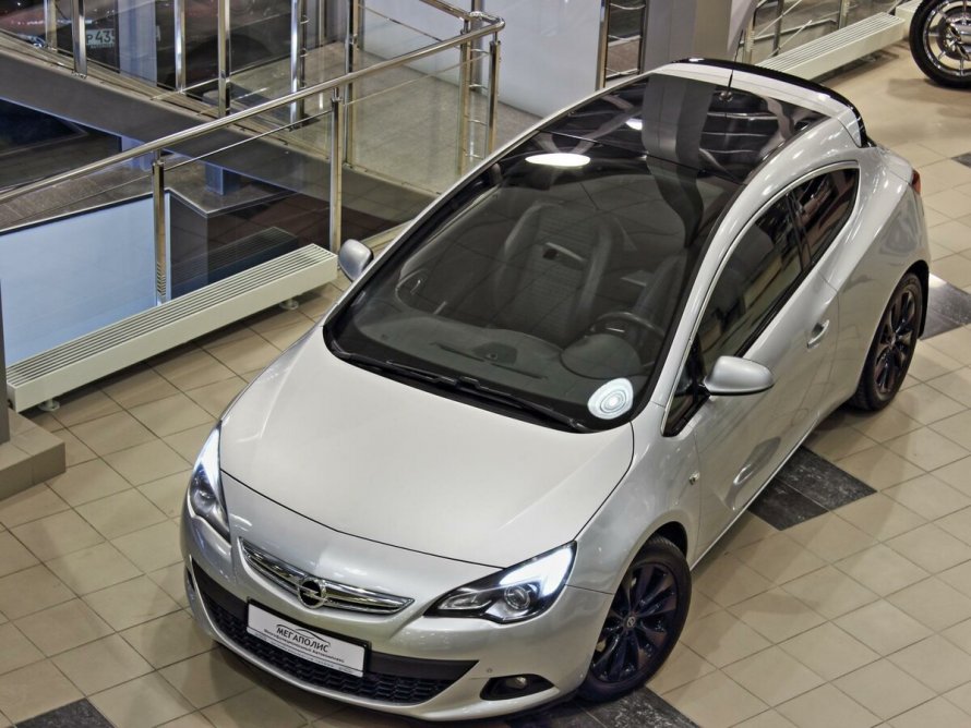 Opel Astra h GTC С панорамной крышей
