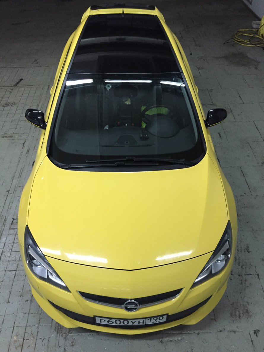 Желтый Opel Astra GTC С черной крышей