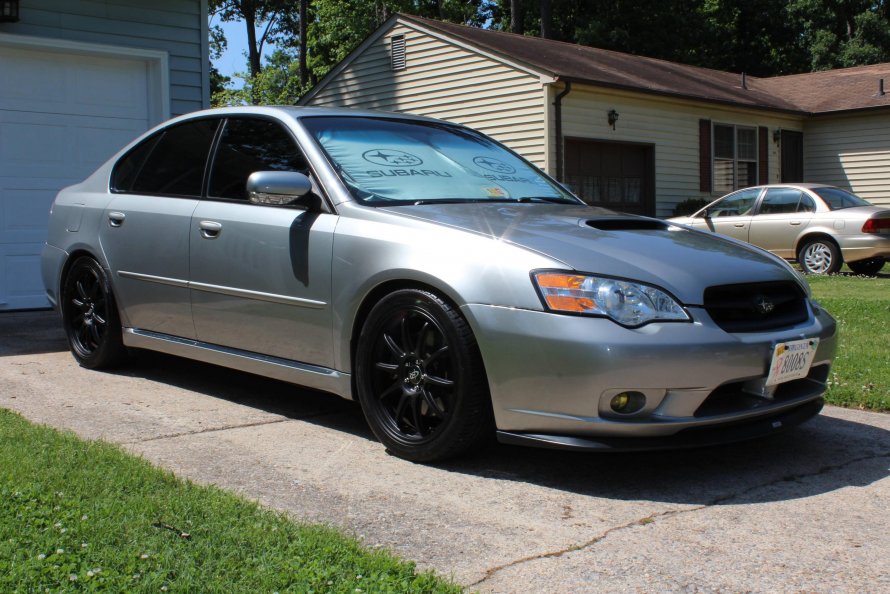 Серебристая Subaru Legacy bl5