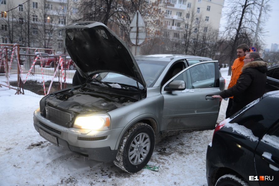 Машина башня на белом