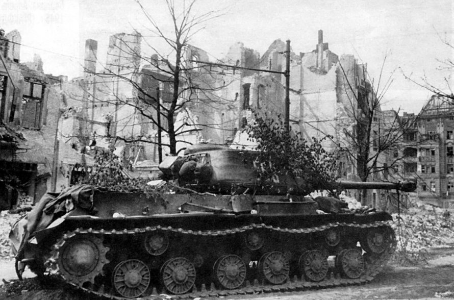 ИС-2 В Берлине 1945