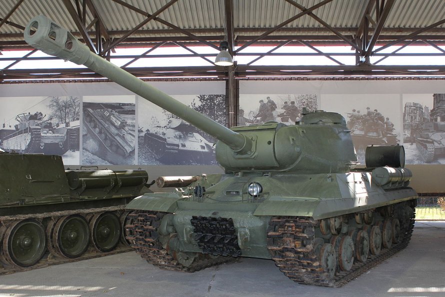 Тяжелый танк ИС-2м.