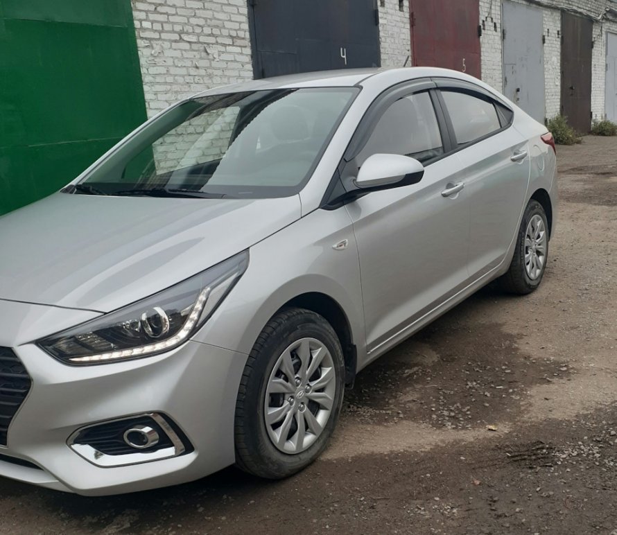 Hyundai Solaris серебристый