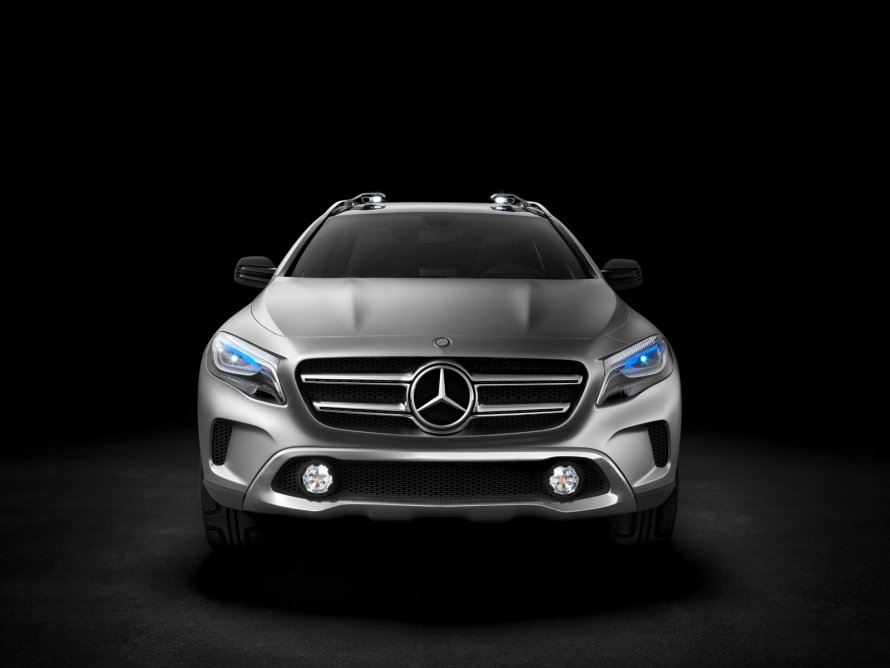 Мерседес GLA спереди