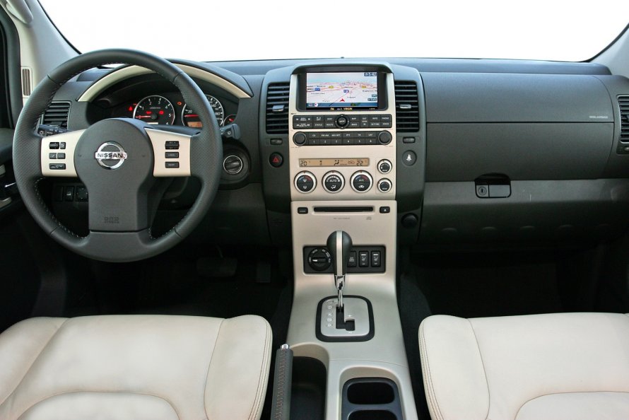 Nissan Pathfinder 2005 салон