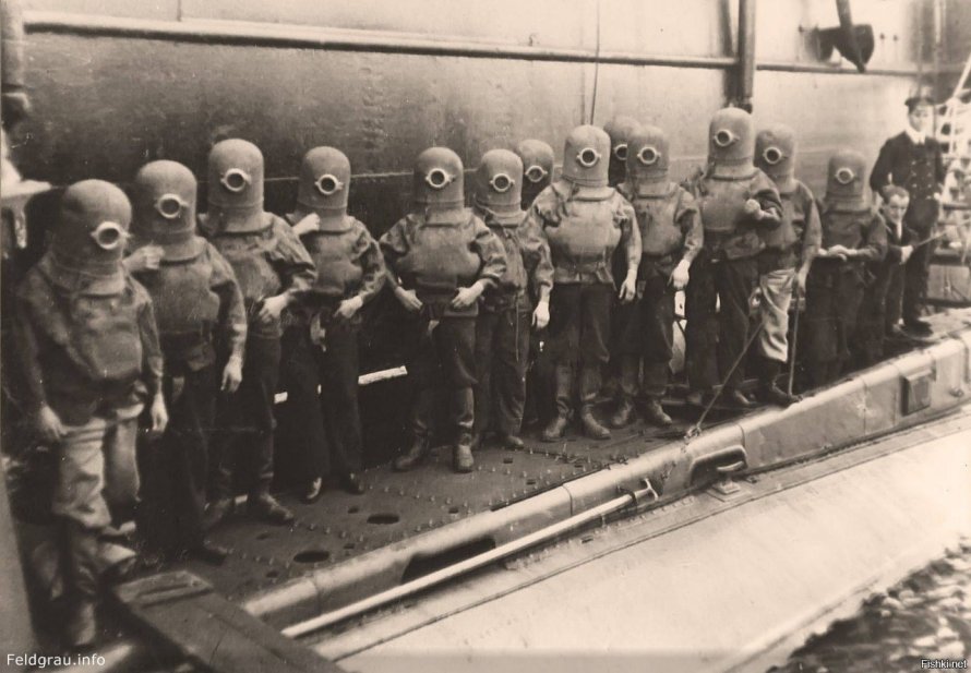 Экипаж подводной лодки в скафандрах, 1908 год.