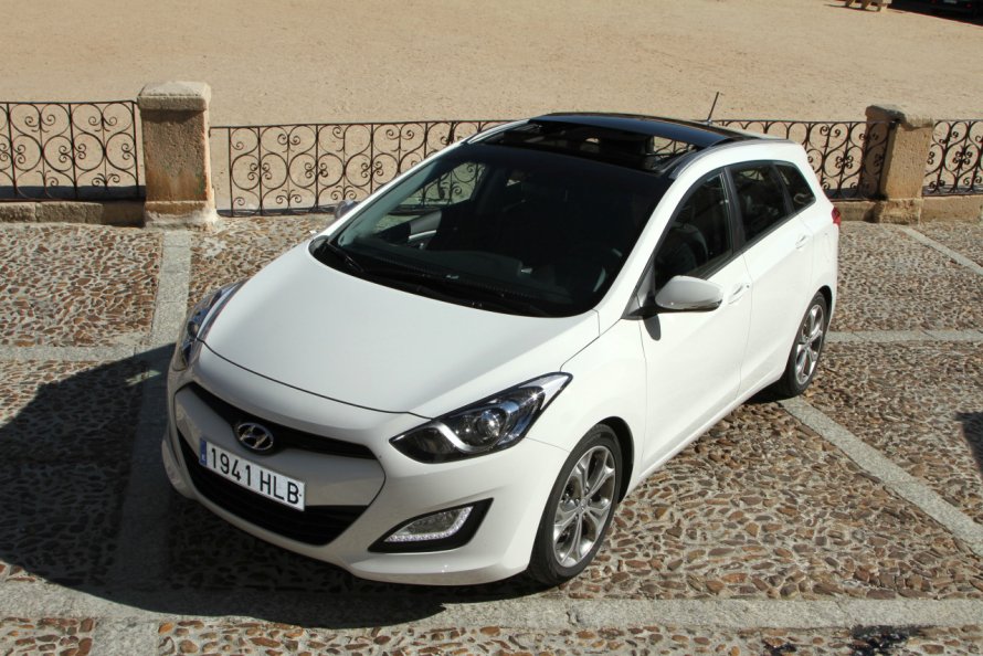 Hyundai i30 белый с черной крышей