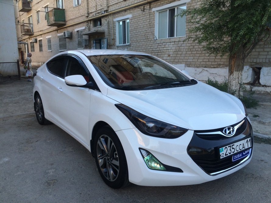 Hyundai Elantra белый 2015