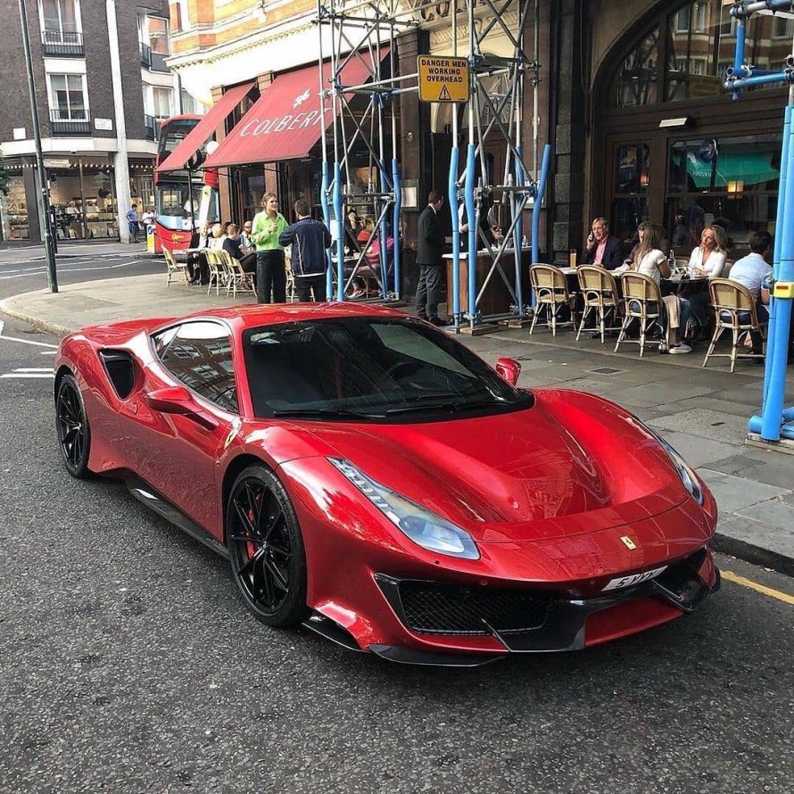 Ferrari 488 бордо
