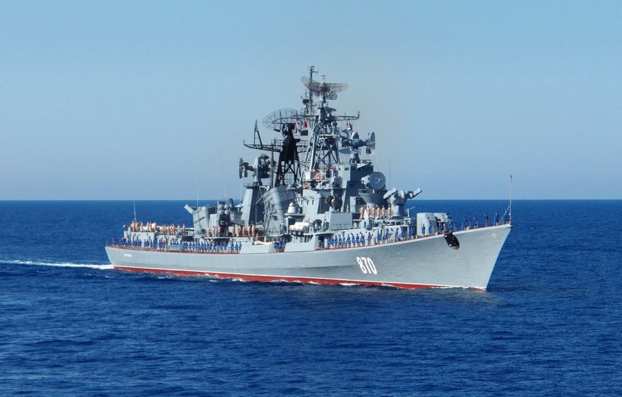 Сметливый сторожевой корабль в море