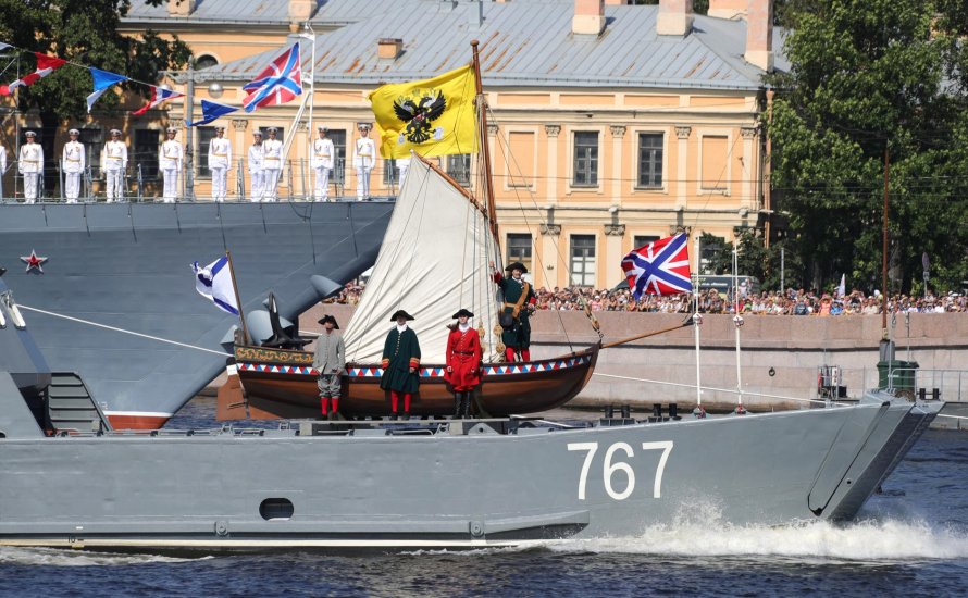 Ботик Петра 1 в Санкт-Петербурге в военно-морском