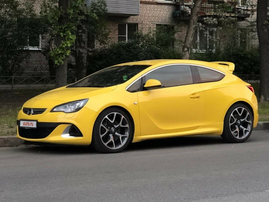 Opel Astra GTC желтая