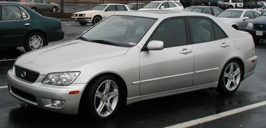 Lexus is 300 старый