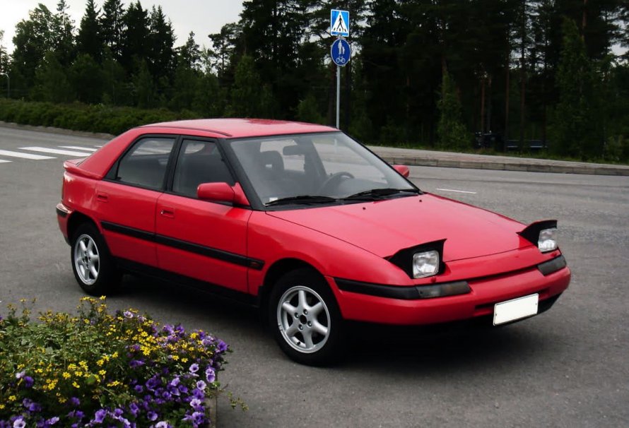 Mazda 323 с поднимающимися фарами