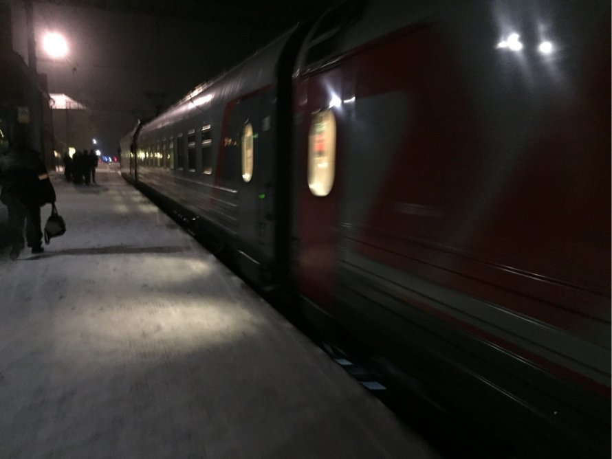 Пьяницу ссаживают с поезда