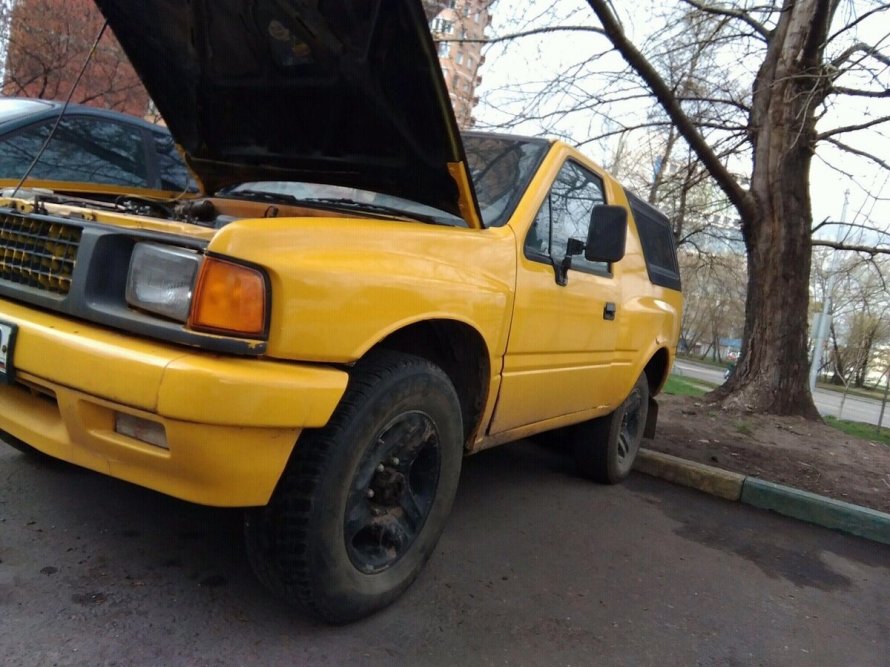 Желтый Isuzu