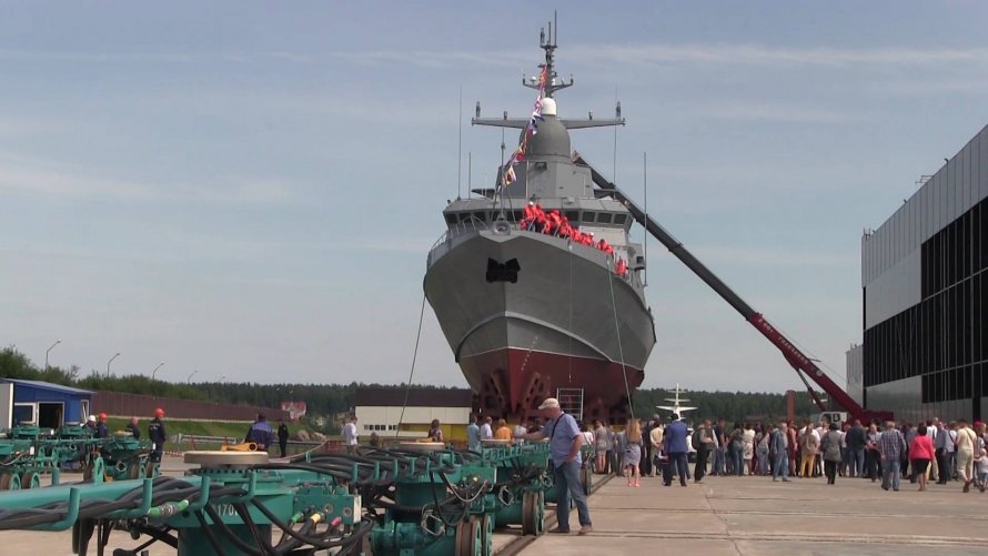 Корабль с завода спускают на воду