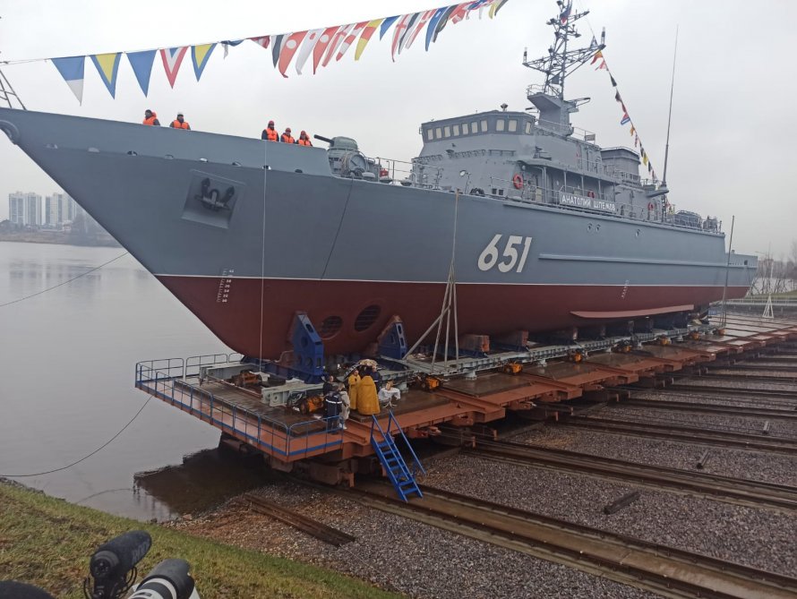 Спуск парусника на воду