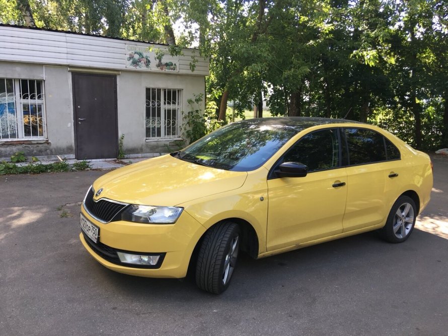 Skoda Rapid желтый
