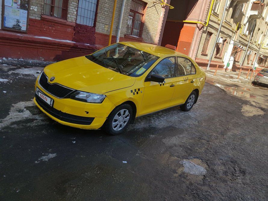 Skoda Rapid желтый