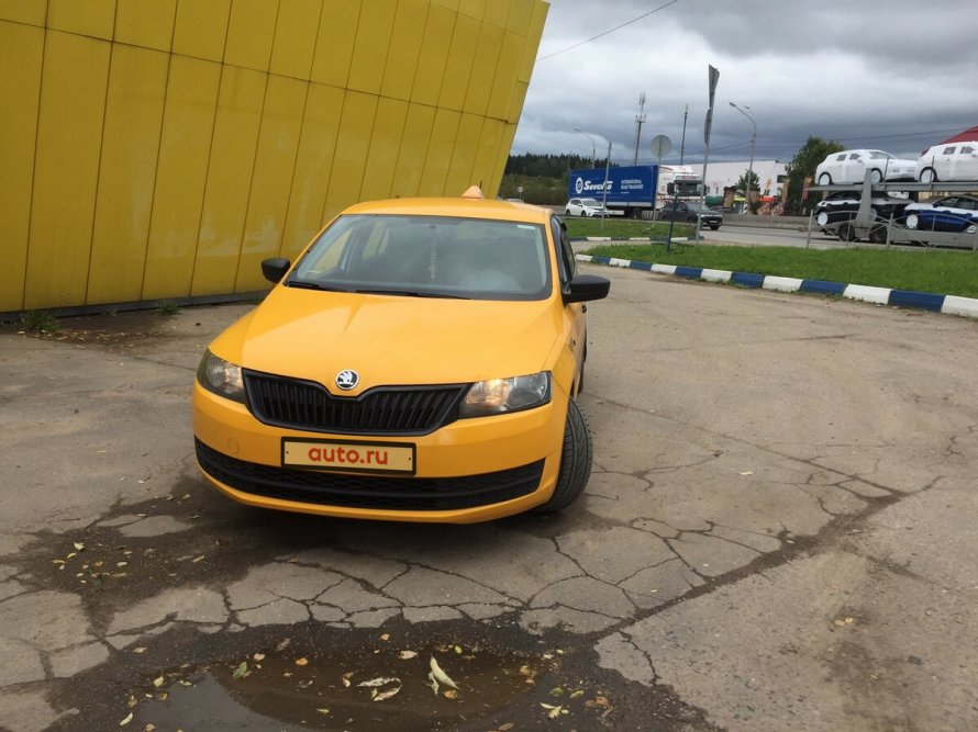 Skoda Rapid 2017 боком желтая
