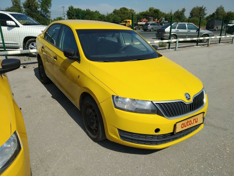Skoda Rapid желтый